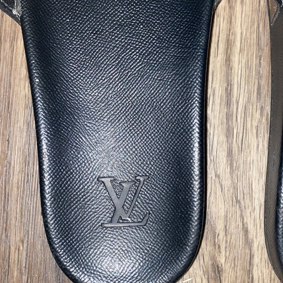 Men LOUIS VUITTON SLIDES. - Picture 3 of 4
